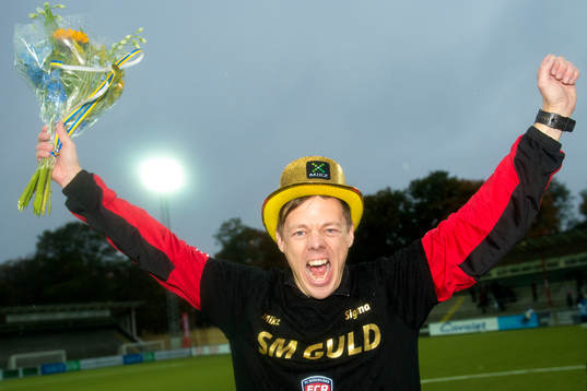 Rosengårds tränare Markus Tilly firar SM-guldet