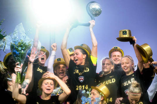 Rosengårds Sara Björk Gunnarsdottir lyfter SM-bucklan