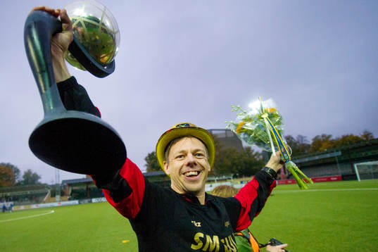 Rosengårds tränare Markus Tilly firar SM-guldet