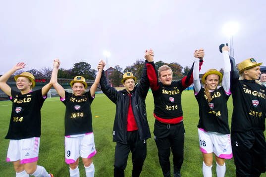 Rosengårds tränare Markus Tilly firar SM-guldet med laget