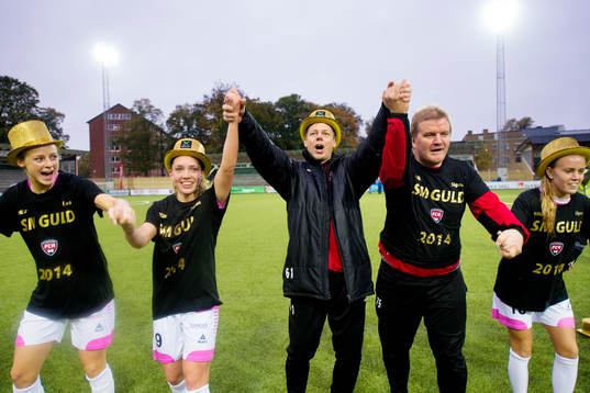 Rosengårds tränare Markus Tilly firar SM-guldet med laget