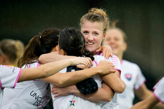 Rosengårds Kirsten Van De Ven kramas om av Alexandra Riley