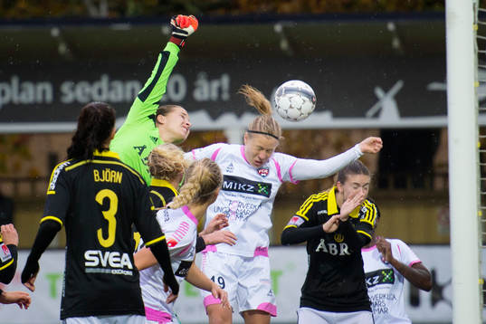 Rosengårds Katrin Schmidt nickar bakom AIKs målvakt