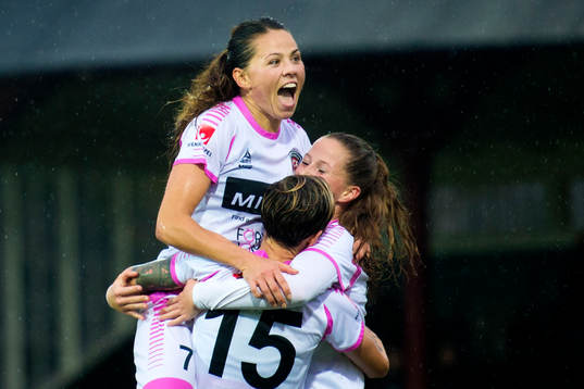 Rosengårds Sara Björk Gunnarsdottir hoppar upp i famnen