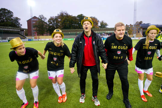 Rosengårds tränare Markus Tilly (mitten) firar segern med