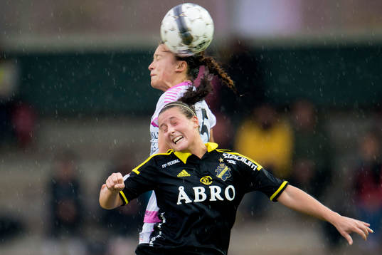 Rosengårds Alexandra Riley och AIKs Julia Molin  i