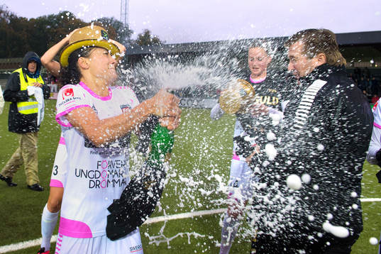 Rosengårds Alexandra Riley sprutar champagne över