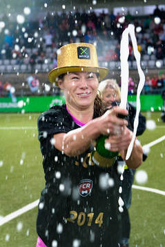 Rosengårds Alexandra Riley sprutar champagne