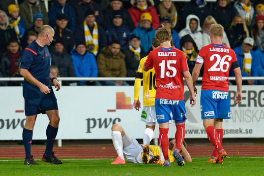 Falkenbergs Patrik Ingelsten blir liggande på planen skadad