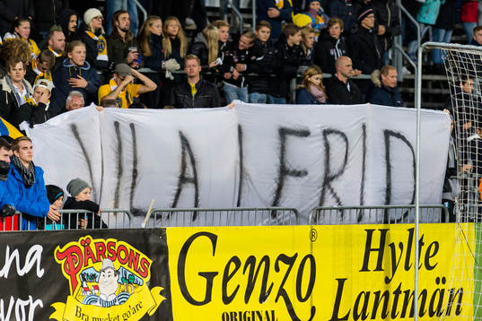 Falkenbergs supportrar hedrar Brommapojkarnas Pontus