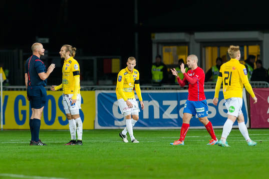 Domare Martin Hansson och Falkenbergs Tobias Carlsson