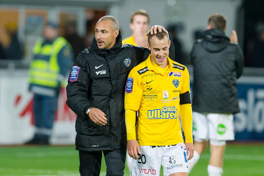 Falkenbergs tränare Henrik Larsson och Calle Wede