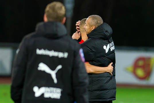 Falkenbergs tränare Henrik Larsson kramar om sin son