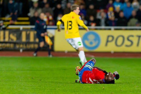 Helsingborgs David Accam blir nersparkad