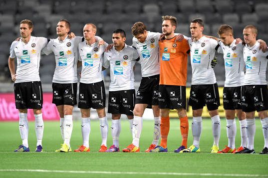 Örebros spelare håller tyst minut för