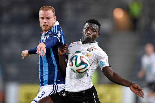 Djurgårdens Fredrik Stenman och Örebros Alhassan Kamara i