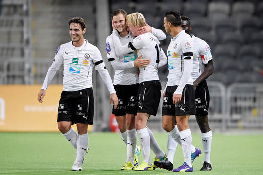 Örebros Karl Holmberg gör 0-3 och firas av lagkamraterna