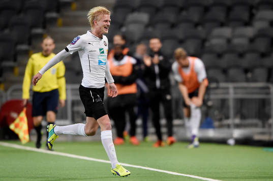 Örebros Karl Holmberg firar att han gjort 0-3