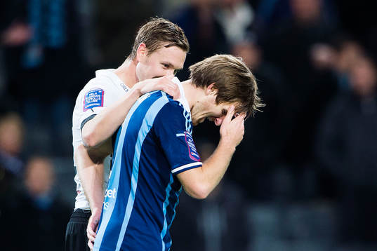 Örebros Marcus Pode tröstar Djurgårdens Jesper Arvidsson