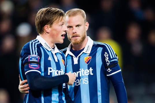 Djurgårdens Emil Bergström och Fredrik Stenman pratar