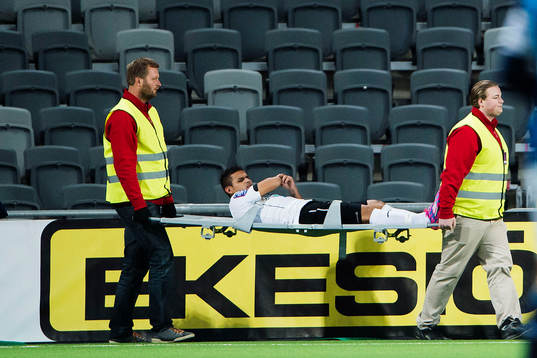 Örebros Daniel Sobralense bärs av planen på en bår men