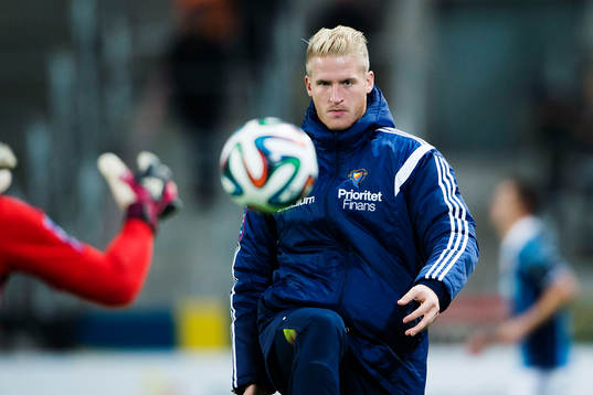 Djurgårdens målvakt Hampus Nilsson värmer upp