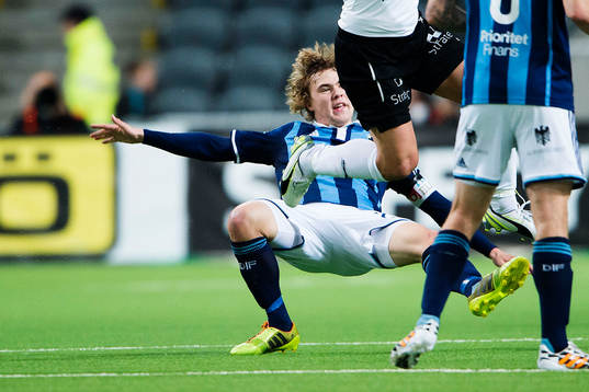 Djurgårdens Simon Tibbling faller