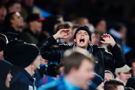 En Djurgårdssupporter ropar