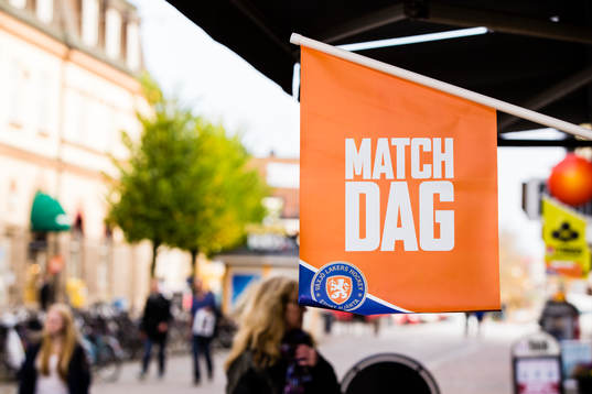 Flagga för matchdag i Växjö centrum