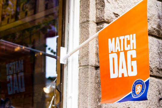 Flagga för matchdag i Växjö centrum