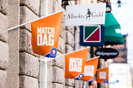 Flagga för matchdag i Växjö centrum