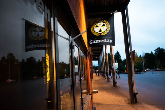 En flagga med texten Gameday hängandes utanför