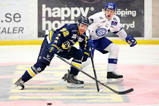 s Teemu Laine och Leksands Simon Erlandsson ishockeymatchen