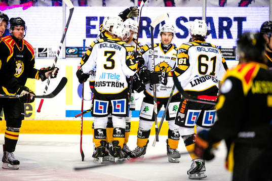 Skellefteås Andrew Calof, i mitten, jublar