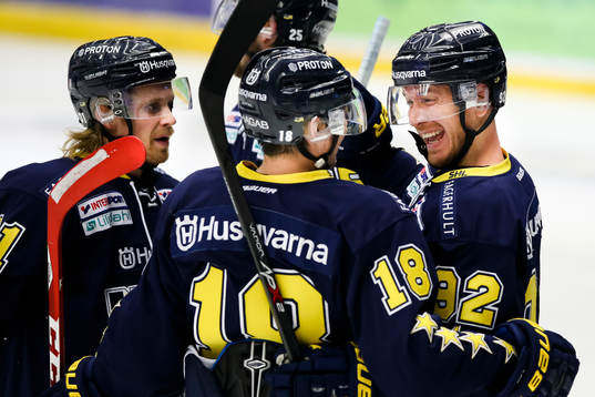 s Mattias Tedenby, Kevin Fiala och Teemu Laine jublar