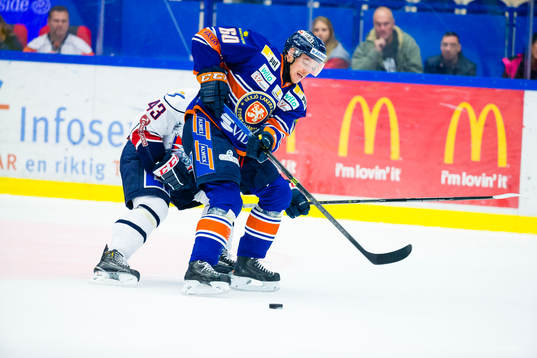 Växjös Erik Josefsson jagas av Linköpings Nichlas Hardt