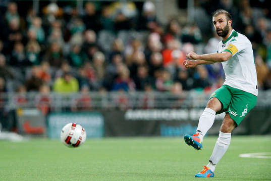 Hammarbys Kennedy Bakircioglu  slår en frispark