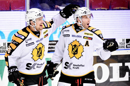 Skellefteås Axel Holmström jublar med Pontus Petterström