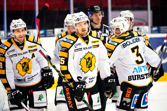 Skellefteås Pontus Petterström och Axel Holmström jublar