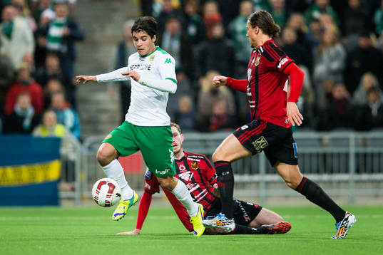 Hammarbys Lars Fuhre tar sig förbi Östersunds James