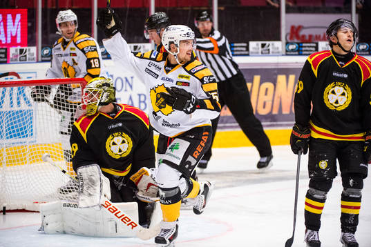 Skellefteås Axel Holmström jublar samtidigt som Brynäs