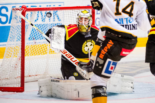 Brynäs målvakt Bernhard Starkbaum räddar skott på mål