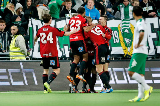 Östersunds spelare firar 2-1 genom Emir Smajic (ej i bild)