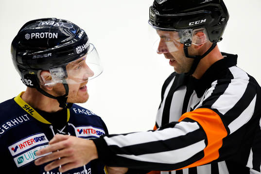 s Teemu Laine och Domare Linus Öhlund irriterade på