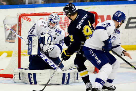 Leksands målvakt Oscar Alsenfelt räddar skott framför