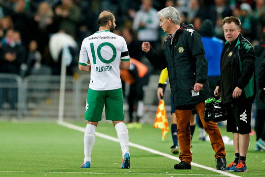 Hammarbys Kennedy Bakircioglu  gör 3-2 och tränare Nanne