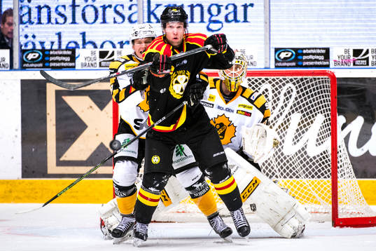 Brynäs Greg Scott försöker täcka sikten för Markus