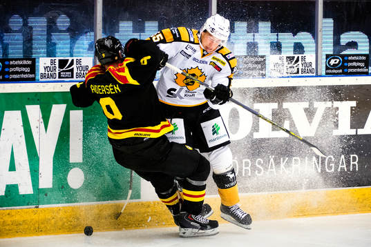 Skellefteås Martin Sevc tacklar Brynäs Niclas Andersén