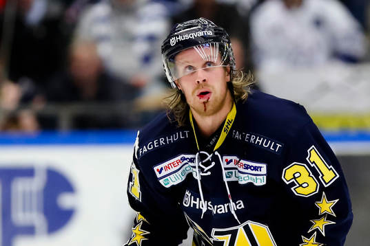 s Mattias Tedenby blöder i ansiktet