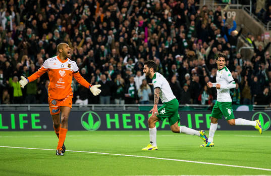 Östersunds målvakt Aly Keita reagerar och Hammarbys Nahir